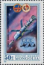 Colnect-904-658-Two-spaceships-couple-to-space-station.jpg