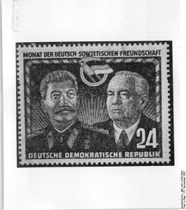 Bundesarchiv_Bild_183-12700-0001%2C_Sonderbriefmarke_deutsch-sowjetische_Freundschaft.jpg