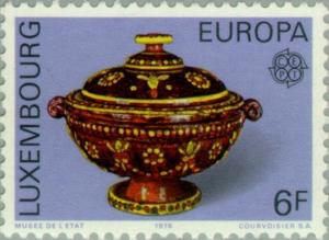 Colnect-134-352-Soup-tureen-with-lid.jpg