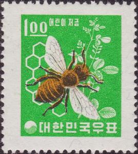 Colnect-2534-362-European-Honeybee-Apis-mellifica-Honeycomb-Clover.jpg