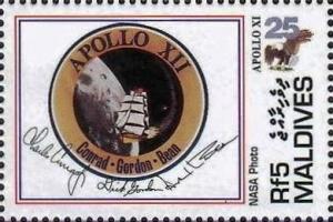 Colnect-4182-719-Apollo-12-patch-signatures-of-crew.jpg